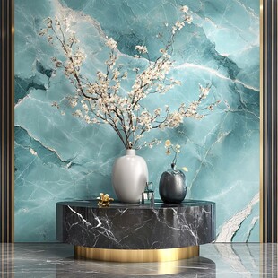 蓝绿墙前的雅致花瓶摆件