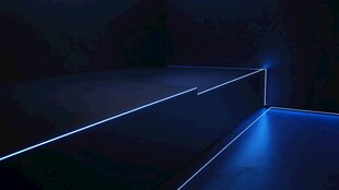 蓝色霓虹线条打造科幻角落