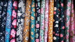 多彩花卉图案布料展示