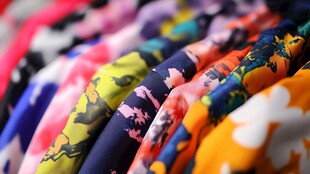 多彩印花衣物展示