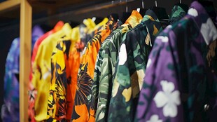 多彩印花衬衫挂于衣架间