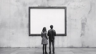 两人凝视空白画框