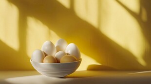 碗中鸡蛋沐浴温暖光影