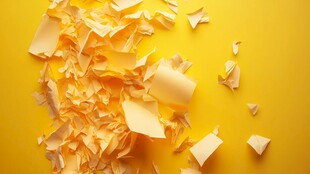 黄色背景上的碎纸屑