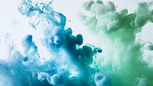 蓝绿墨韵在水中舞动