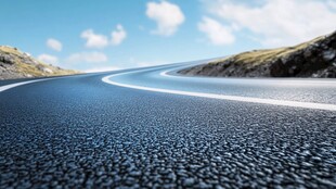 蜿蜒公路伸向蓝天白云