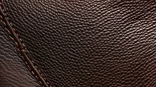 深棕皮革纹理与缝线细节