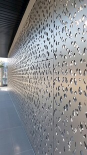 金属冲孔墙面现代走廊景观