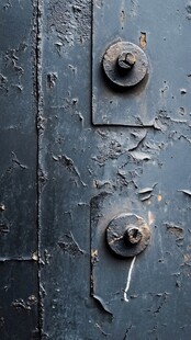 老旧铁门的斑驳螺栓