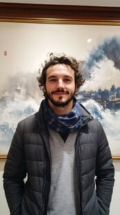 男子微笑立于画作前