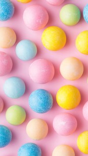 缤纷彩球铺满粉色背景