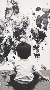 孩童专注于水墨创作画面