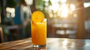 阳光下的橙味冰饮