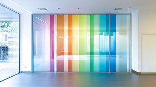 彩色条纹玻璃隔断办公室