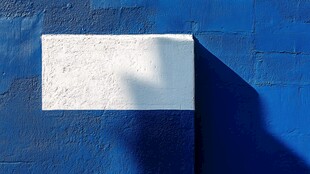 蓝墙白块光影对比画面