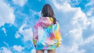 女孩身着扎染衣仰望蓝天