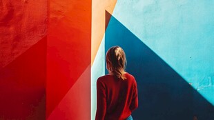 女子立于多彩墙前背影