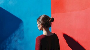 背对双色墙的优雅女子