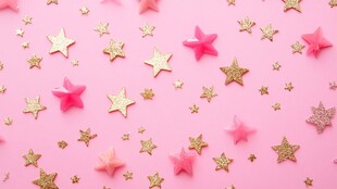 粉色背景上的金银星星装饰