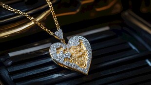 心形钻石金吊坠璀璨夺目