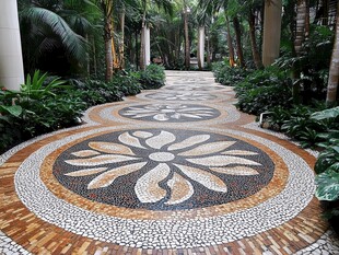 花园中的精美马赛克小径