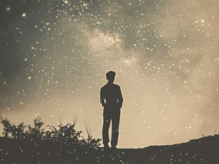 男子凝望璀璨星空剪影