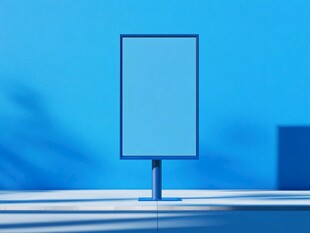 蓝色背景下的空白广告牌