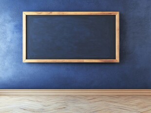 蓝色墙面上的木质相框