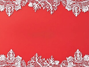 红色背景上的白色蕾丝花边