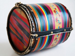 彩色条纹装饰的手鼓