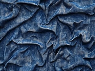 蓝色褶皱牛仔布纹理