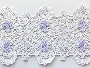 白色蕾丝花边配紫色花朵