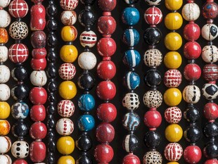 多彩图案珠子排列展示