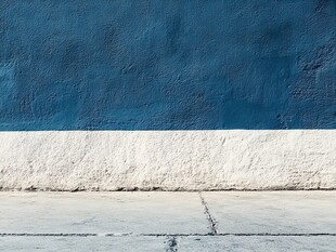 蓝白墙面与地面的简洁景致