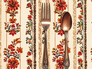 复古花纹餐布上的银餐具