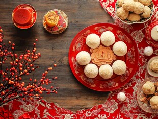 喜庆中式传统糕点摆盘