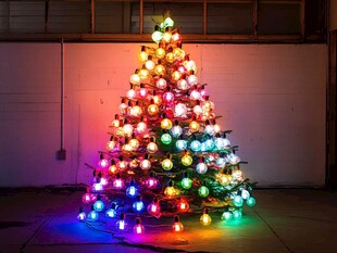 多彩发光圣诞树点亮室内