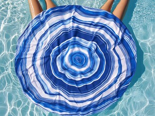 蓝白波纹沙滩巾水中特写