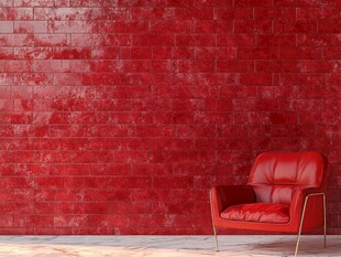 红砖墙旁的红色皮质单人椅