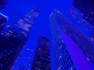 都市夜景下的摩天大楼群