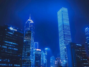 都市夜景下的璀璨摩天大楼