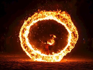 夜空中炫目的火焰圆环表演