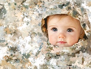 萌娃身着迷彩好奇张望