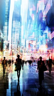 都市繁华夜下的行人身影