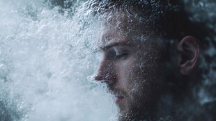 男子在水花中闭眼的瞬间