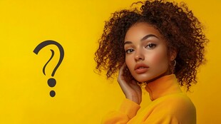 黄衣卷发女子的疑惑瞬间