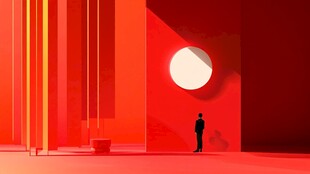 红色空间中的孤独身影