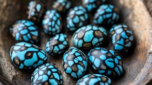 蓝黑花纹鹅卵石特写