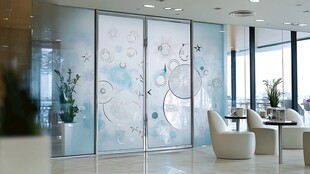 现代时尚玻璃隔断办公空间