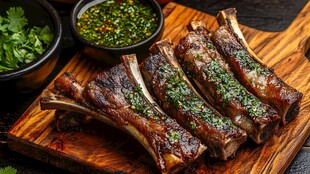 烤羊排配香蒜酱诱人美味